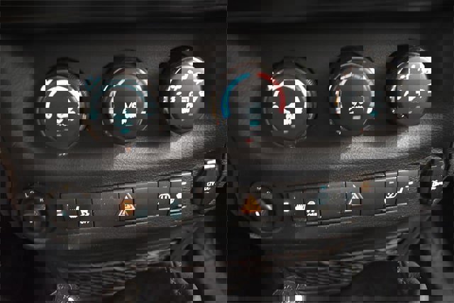 Used 2017 Jeep Wrangler Unlimited Sahara image 27