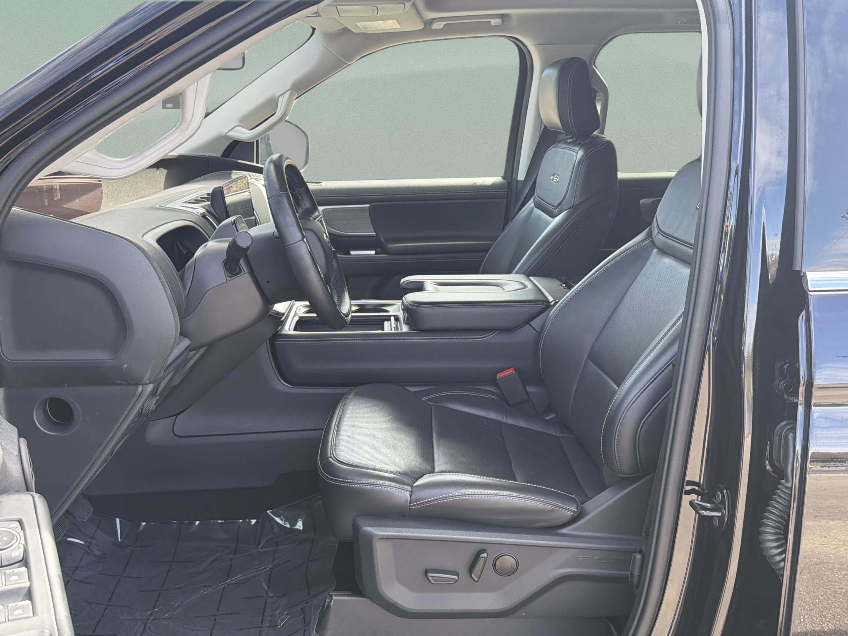 Used 2025 Ford Expedition Platinum image 31