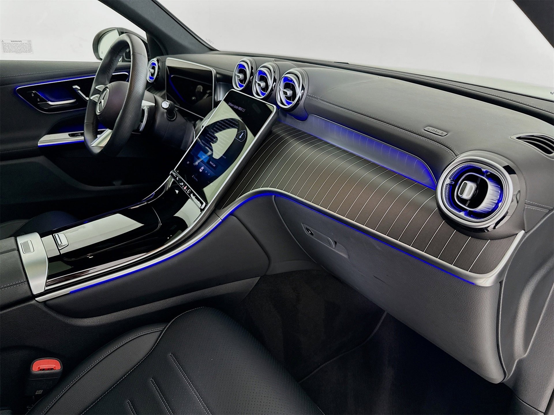 Used 2025 Mercedes-Benz GLC 300 4MATIC image 32