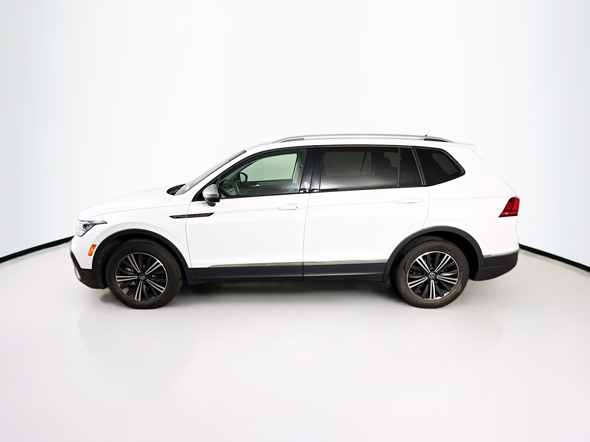 Used 2024 Volkswagen Tiguan Wolfsburg Edition AWD/4WD image 7