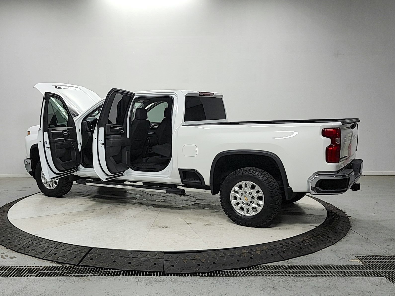 Used 2024 Chevrolet Silverado 2500 LT AWD/4WD image 13