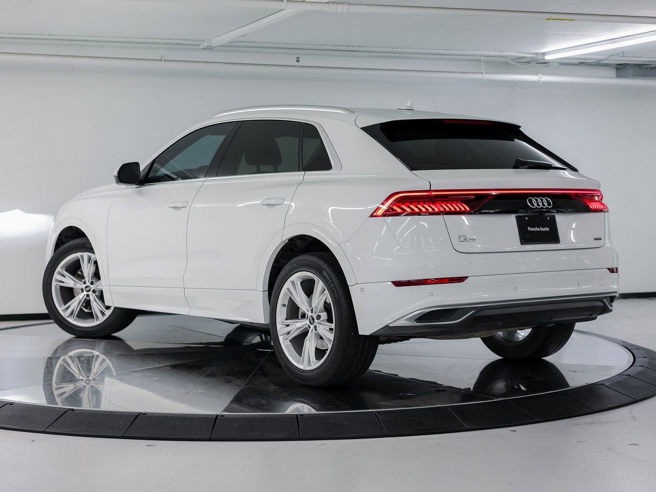 Used 2022 Audi Q8 Premium image 3