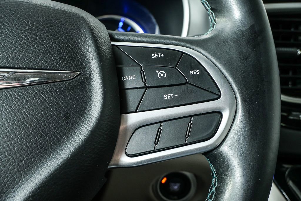 Used 2018 Chrysler Pacifica Touring-L image 16