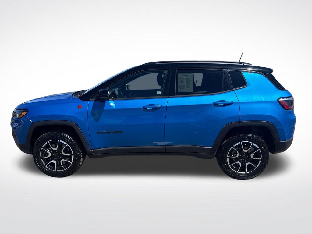 Used 2025 Jeep Compass Trailhawk AWD/4WD image 2
