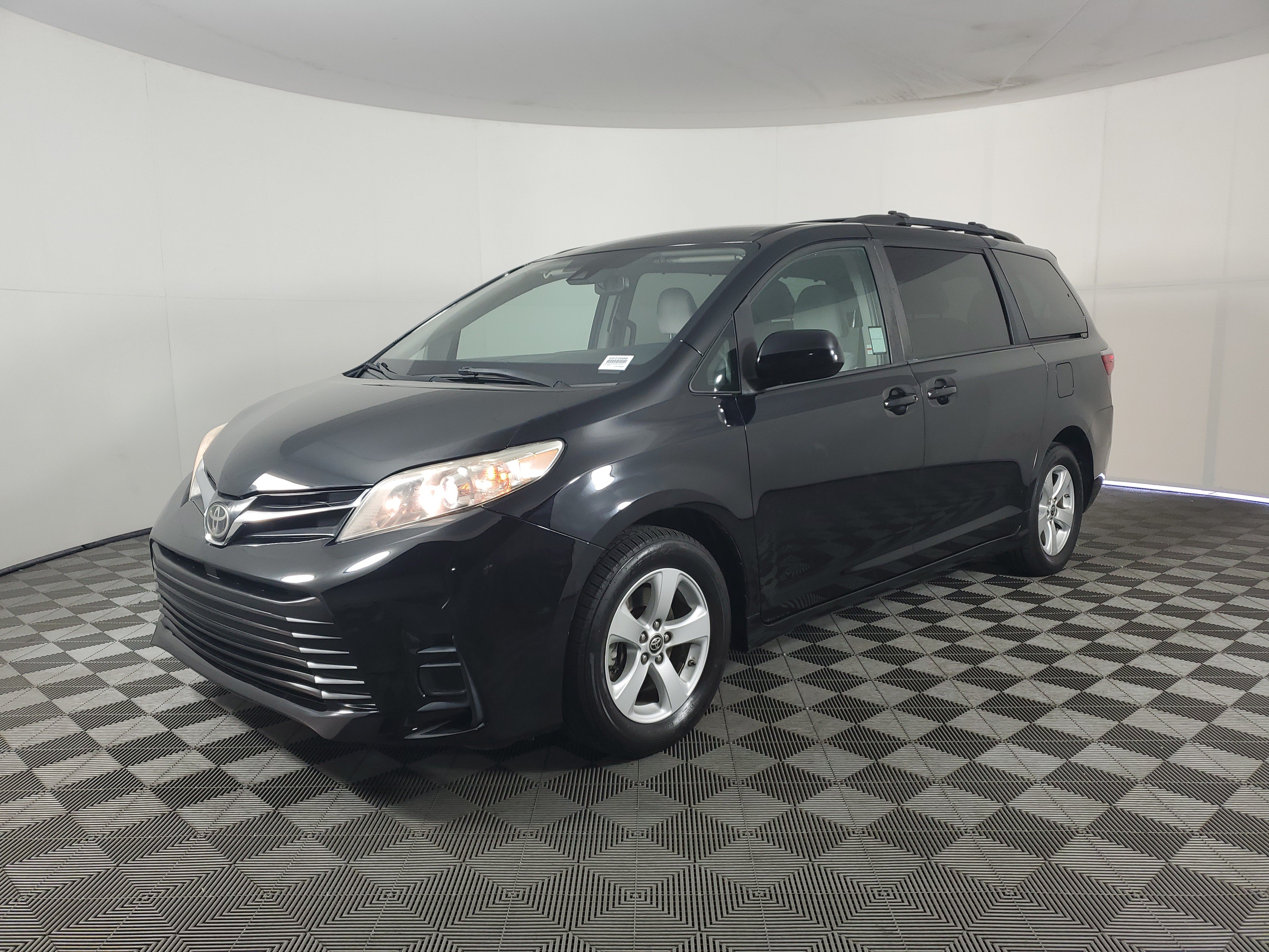 Used 2020 Toyota Sienna LE w/ Carpet Mat Package FWD image 8