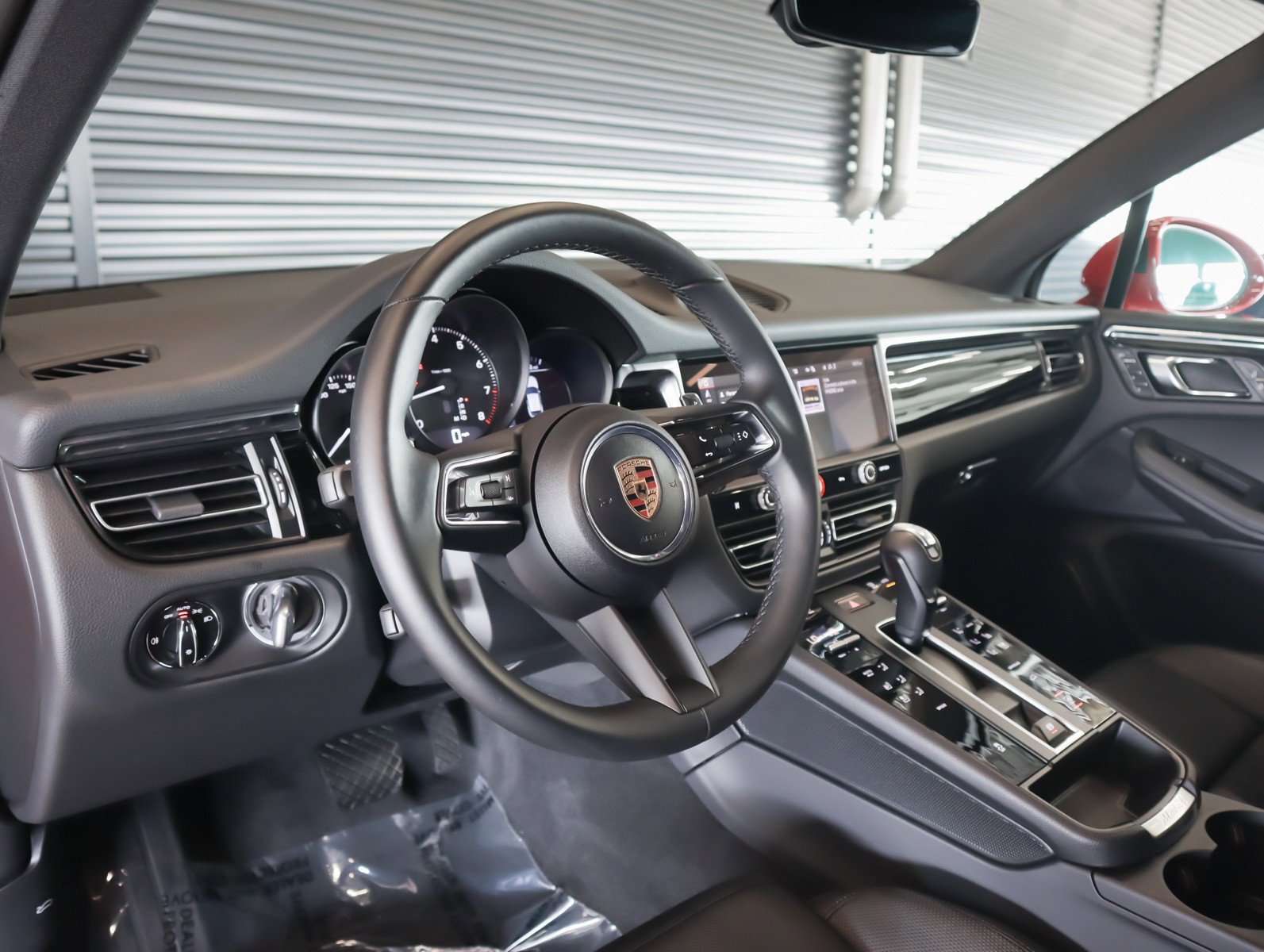 Used 2025 Porsche Macan image 4