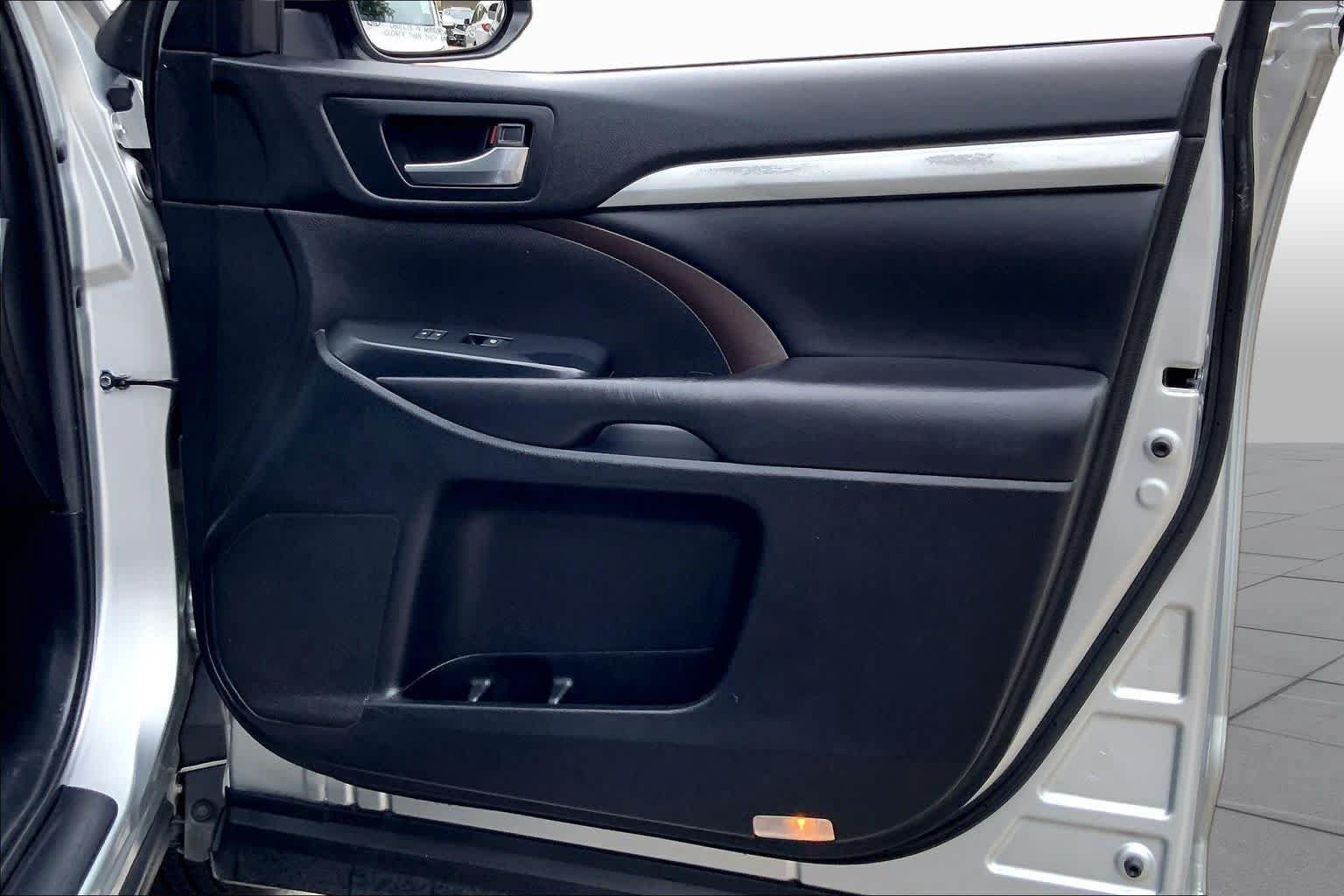 Used 2019 Toyota Highlander XLE FWD image 23