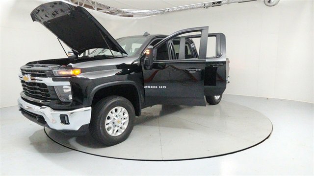 Used 2024 Chevrolet Silverado 2500 LT w/ Convenience Package image 9