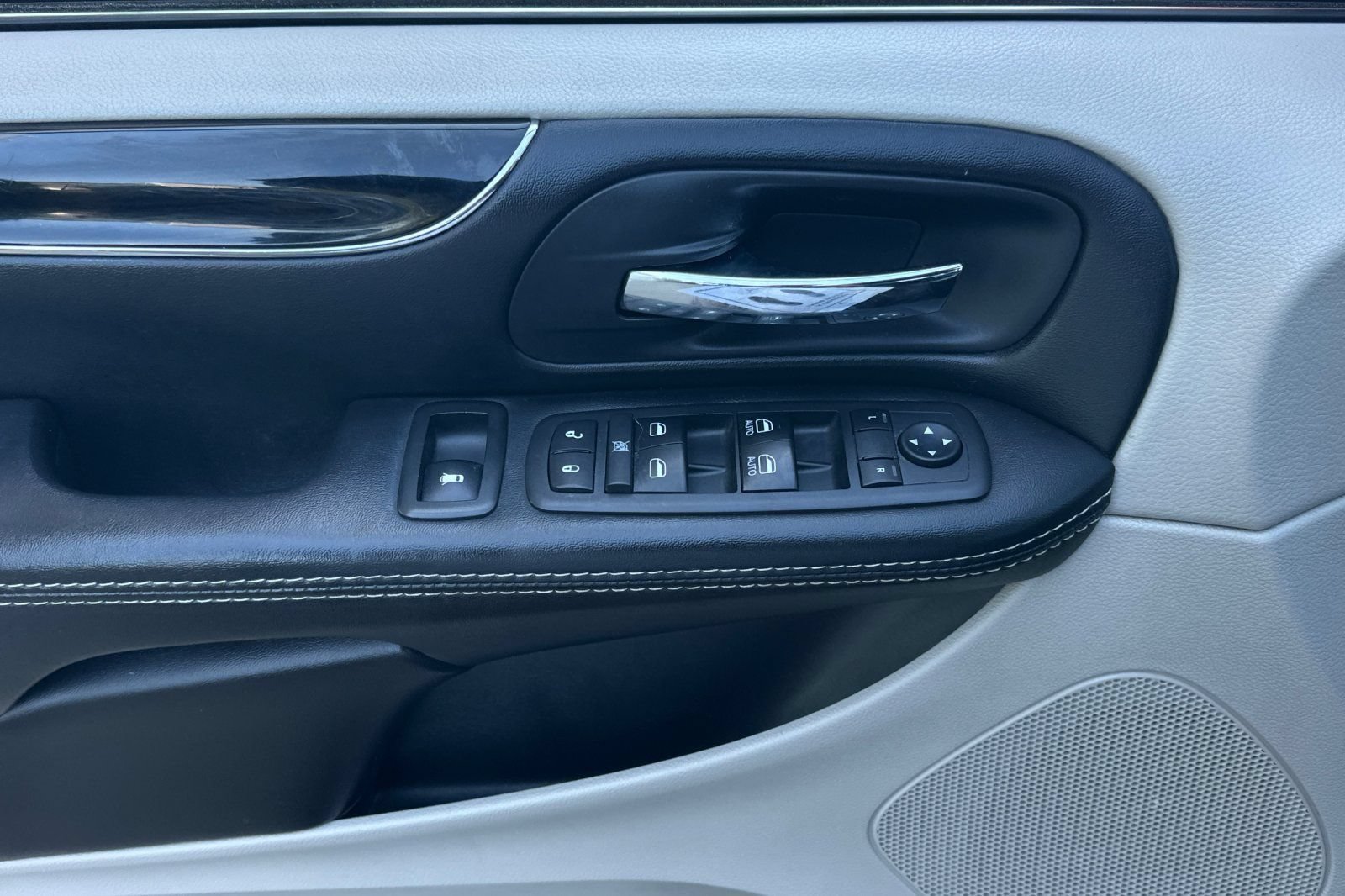 Used 2017 Dodge Grand Caravan SXT FWD image 8