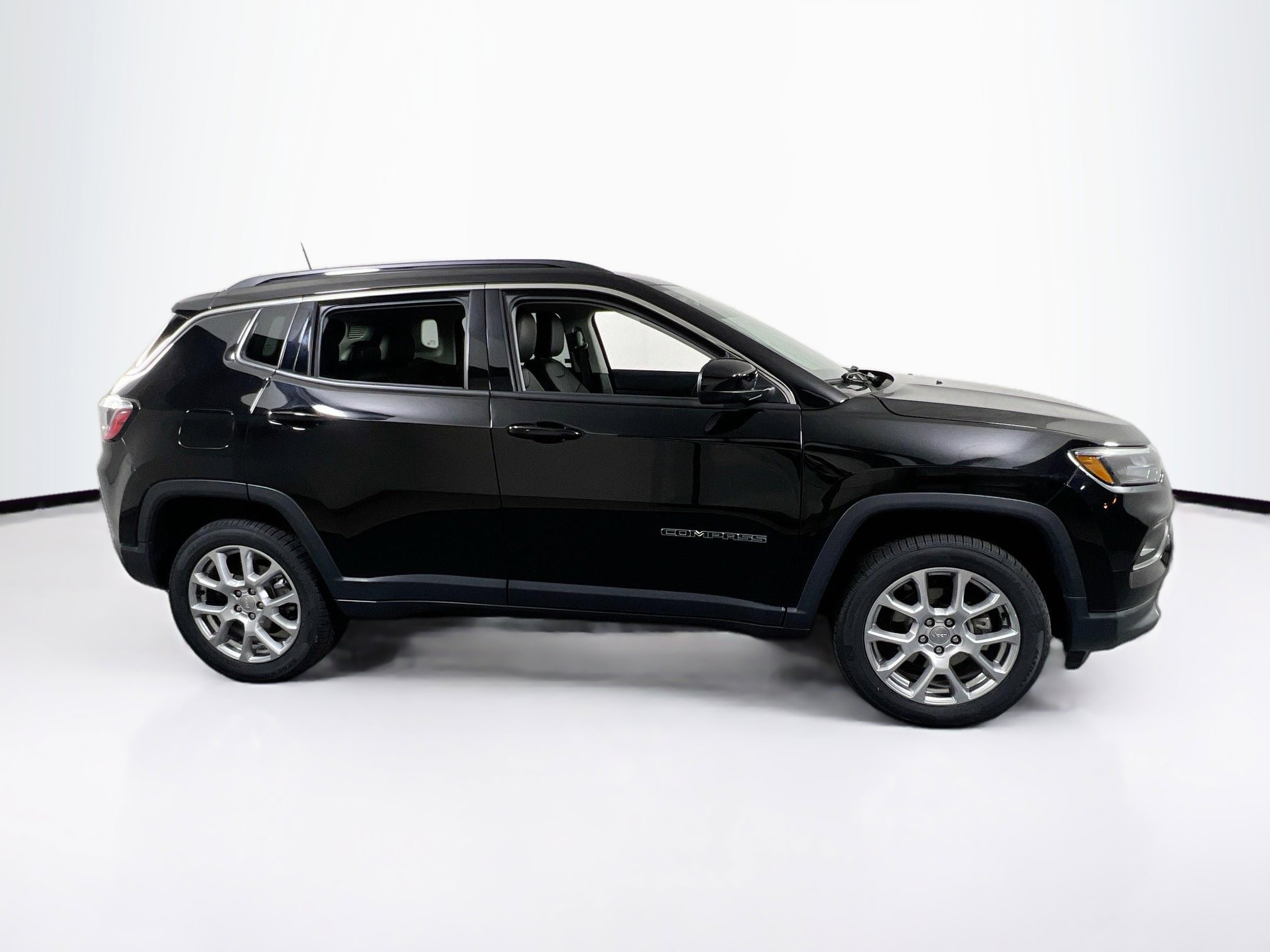 Used 2022 Jeep Compass Latitude image 4