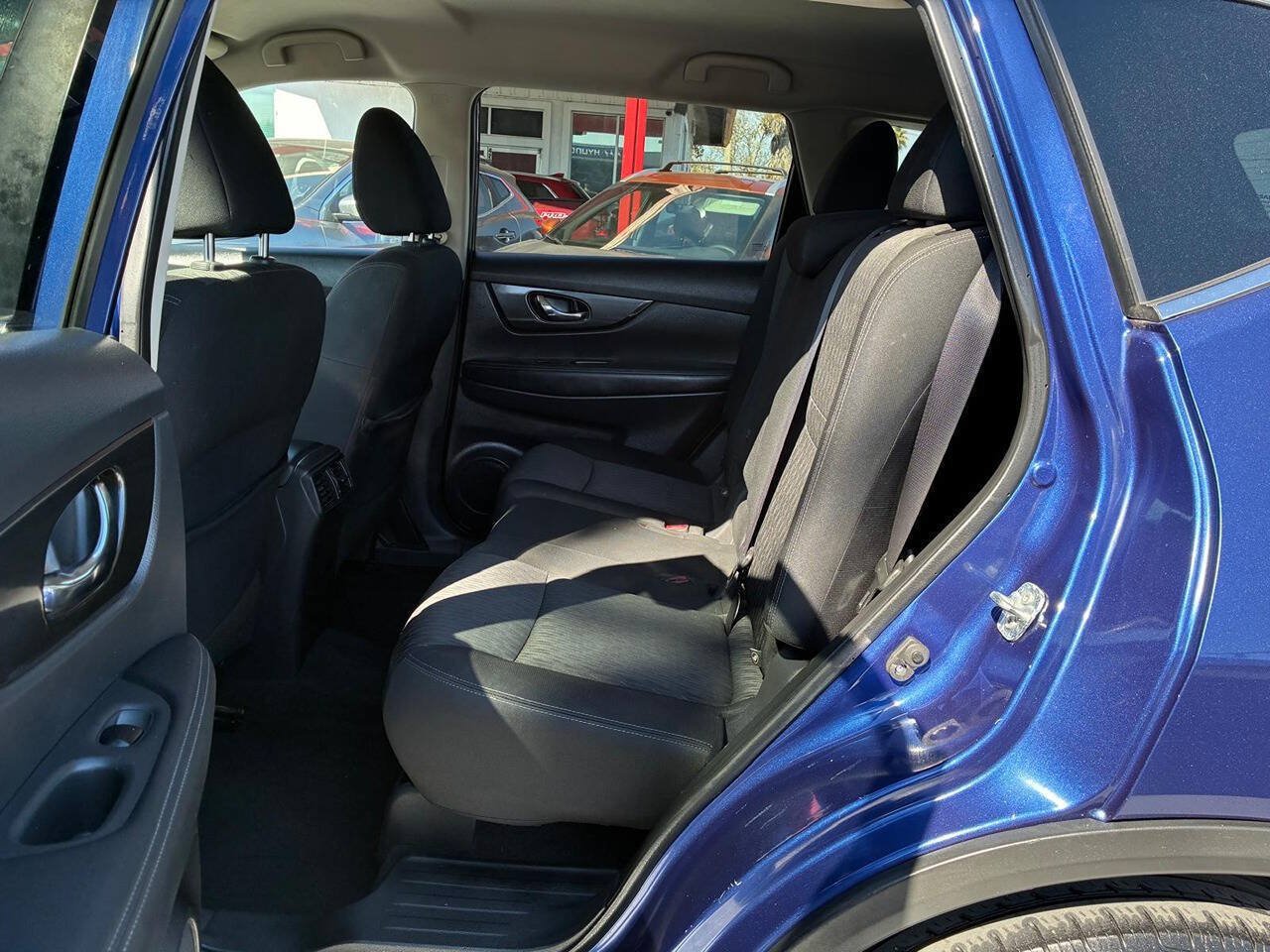 Used 2018 Nissan Rogue SV FWD image 5