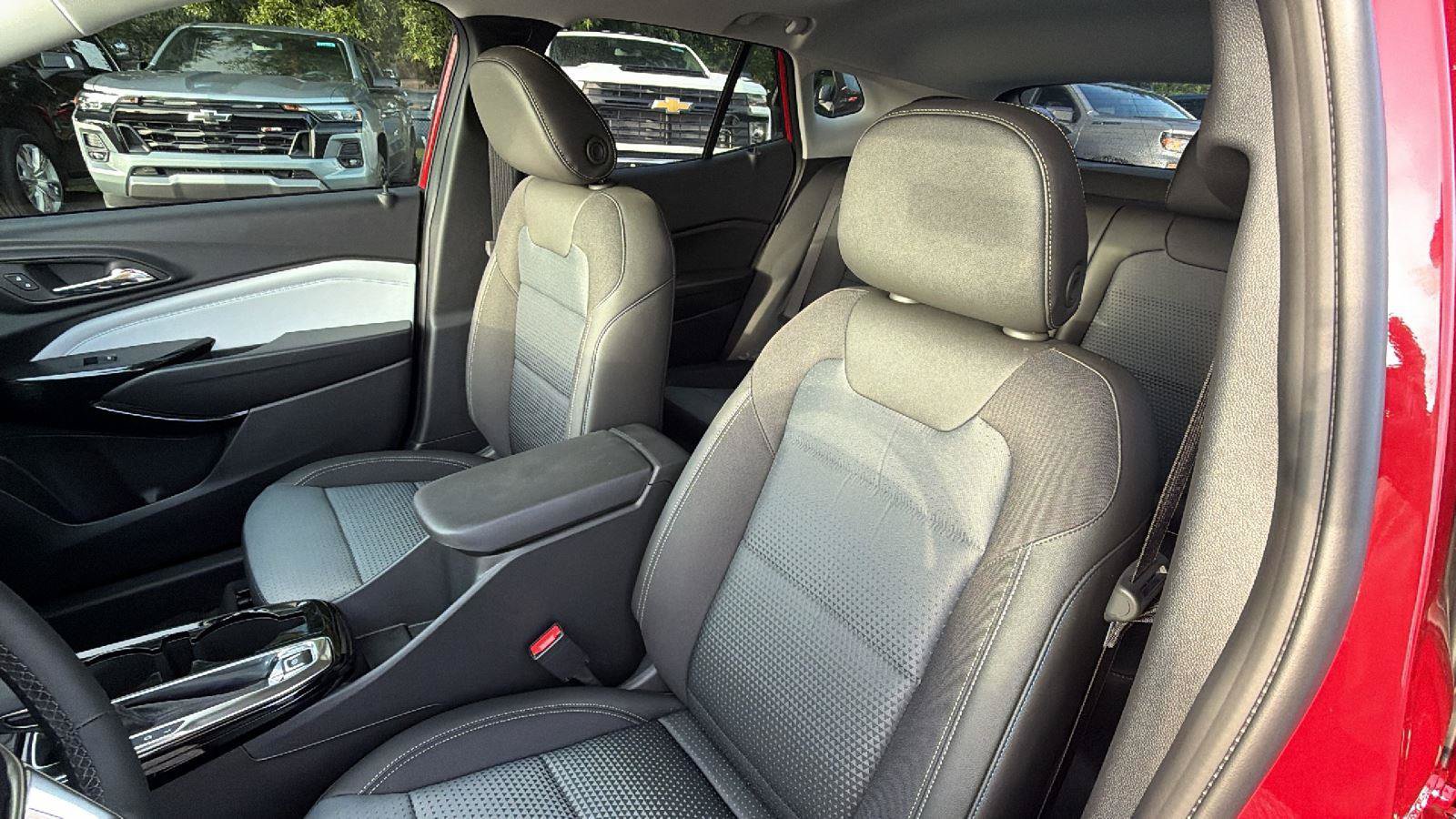 New 2026 Chevrolet Trax LT w/ Sunroof Package FWD image 4