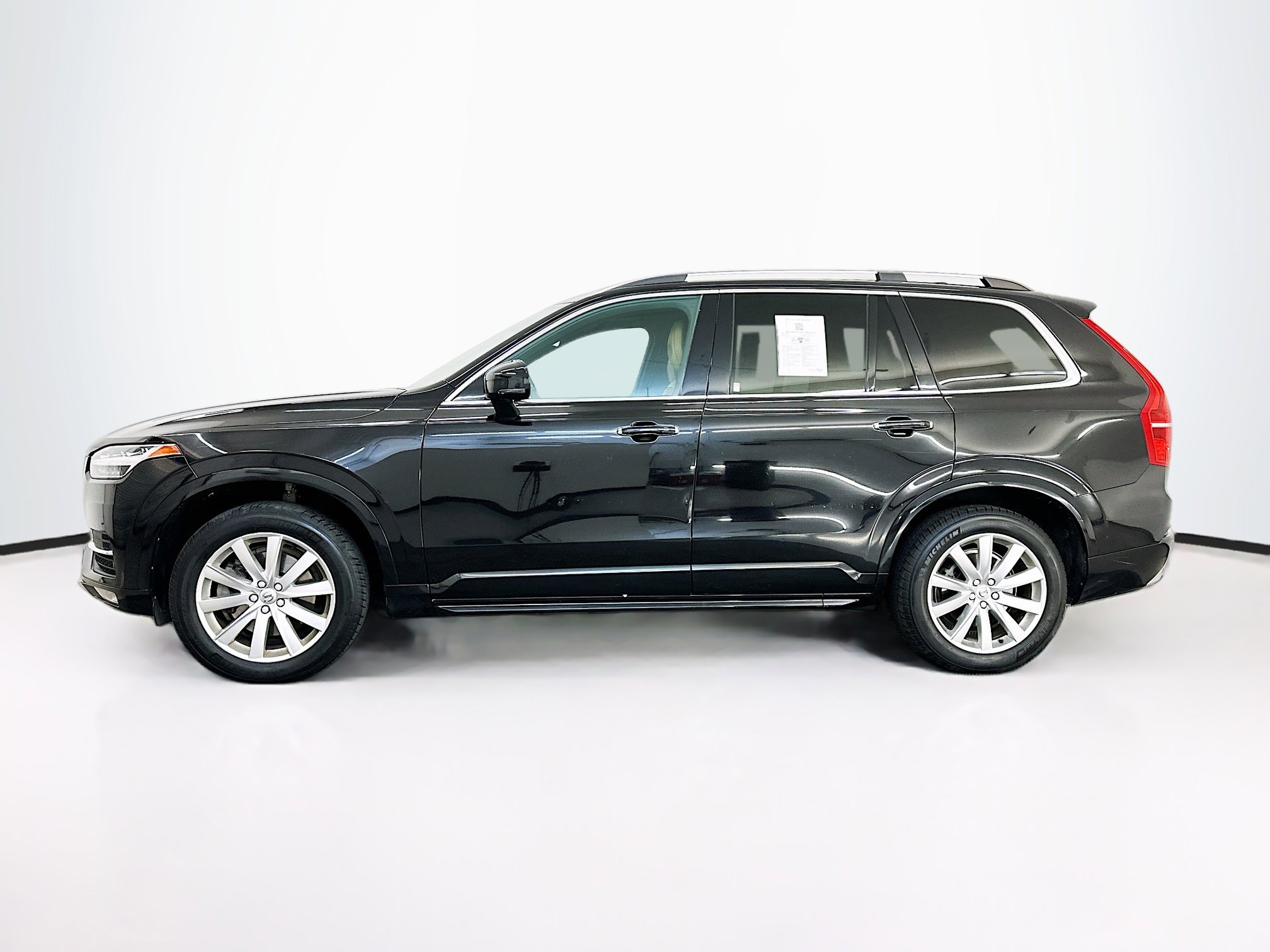 Used 2017 Volvo XC90 T6 Momentum w/ Vision Package image 4