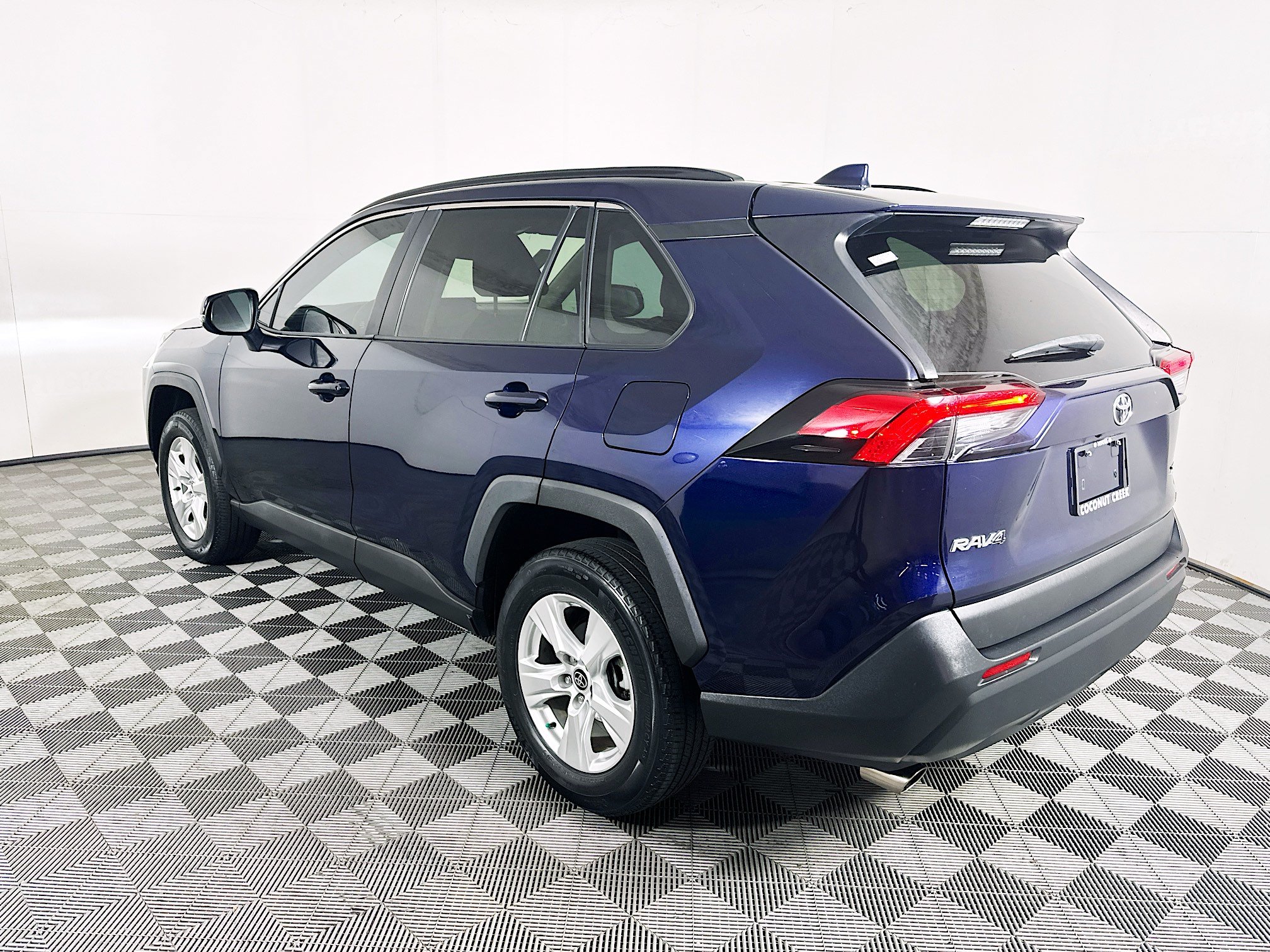 Used 2021 Toyota RAV4 XLE FWD image 5