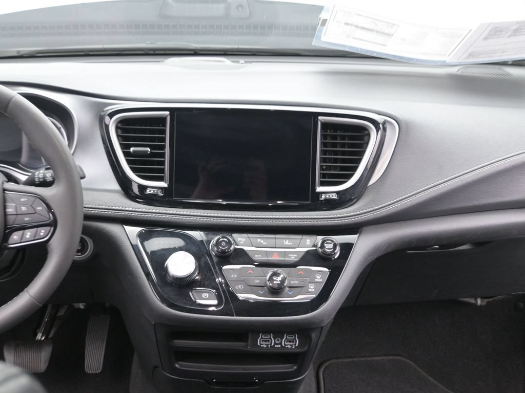 Used 2024 Chrysler Pacifica Limited FWD image 29