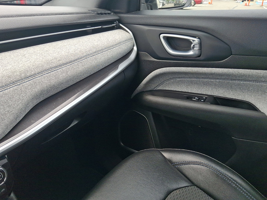 Used 2023 Jeep Compass Latitude AWD/4WD image 31