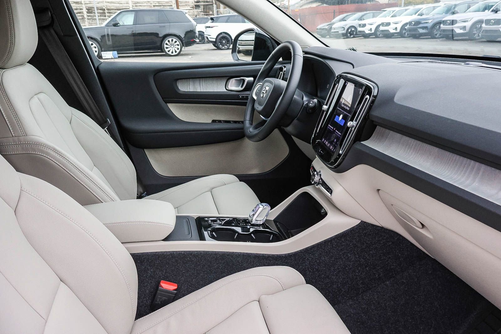 New 2026 Volvo XC40 B5 Plus w/ Protection Package Premier image 18