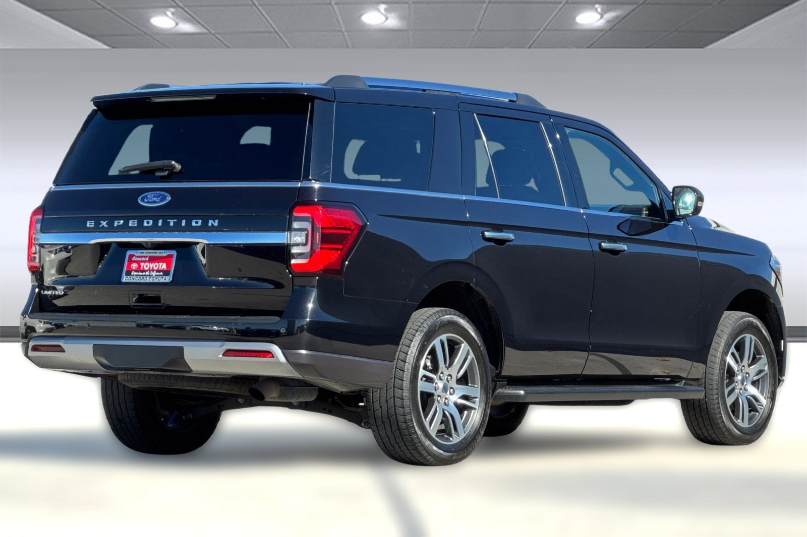 Used 2024 Ford Expedition Limited image 3