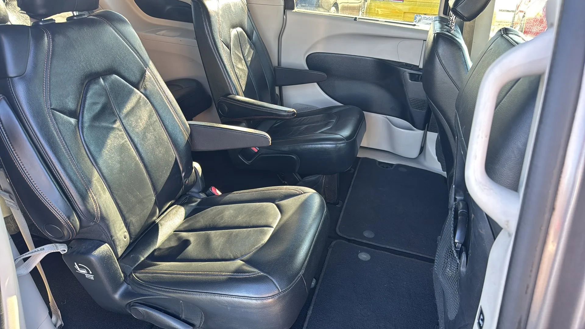 Used 2017 Chrysler Pacifica Touring-L image 5