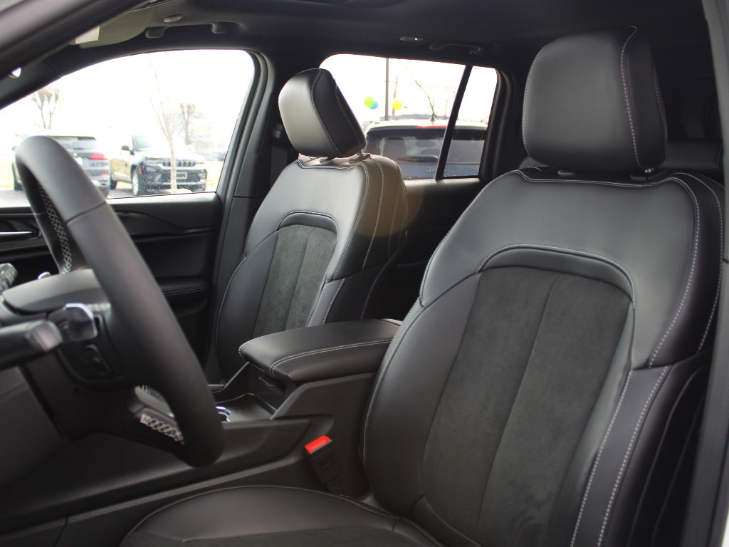 New 2025 Jeep Grand Cherokee Altitude image 14