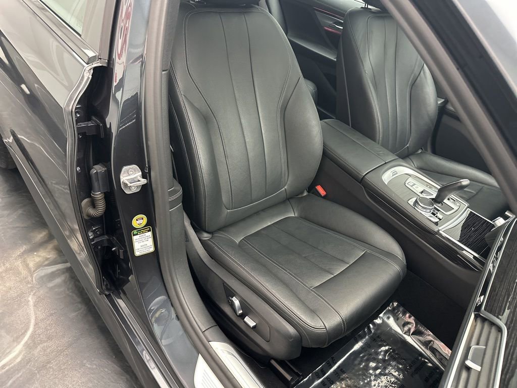 Used 2019 BMW 740i xDrive w/ M Sport Package image 9