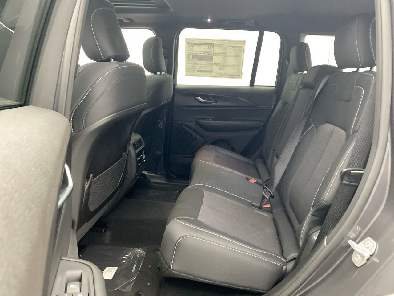 New 2025 Jeep Grand Cherokee Laredo X w/ Luxury Tech Group I AWD/4WD image 22