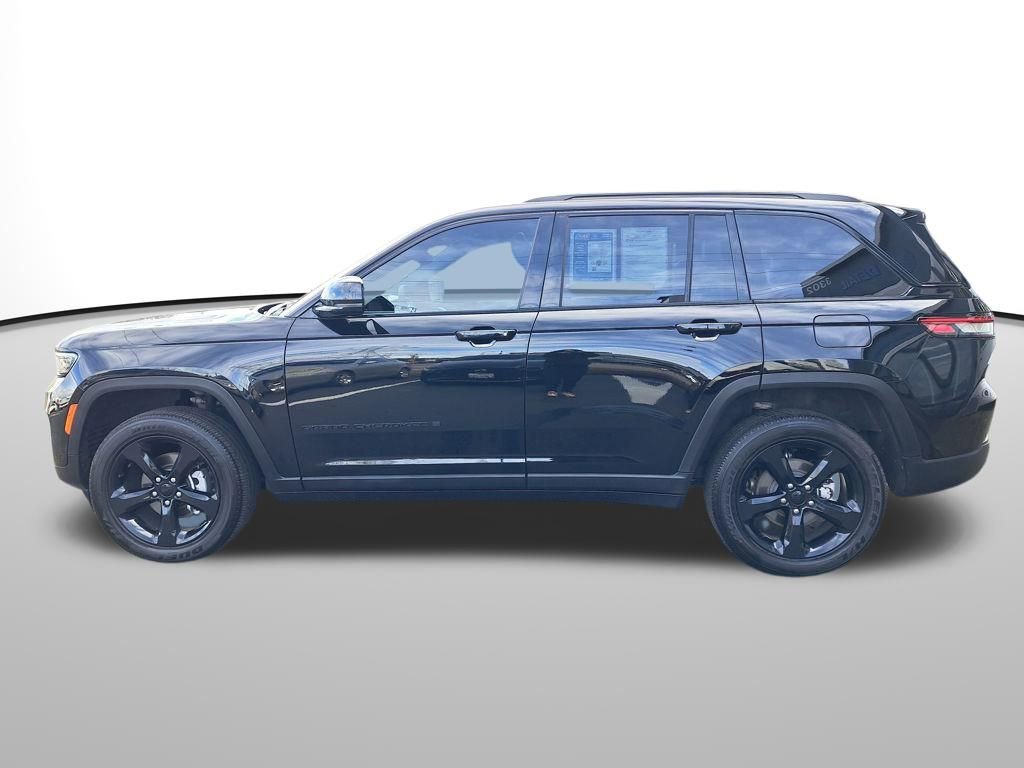 Used 2023 Jeep Grand Cherokee Altitude image 2