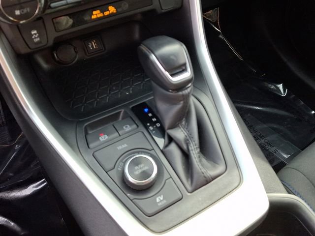 Used 2023 Toyota RAV4 SE image 17