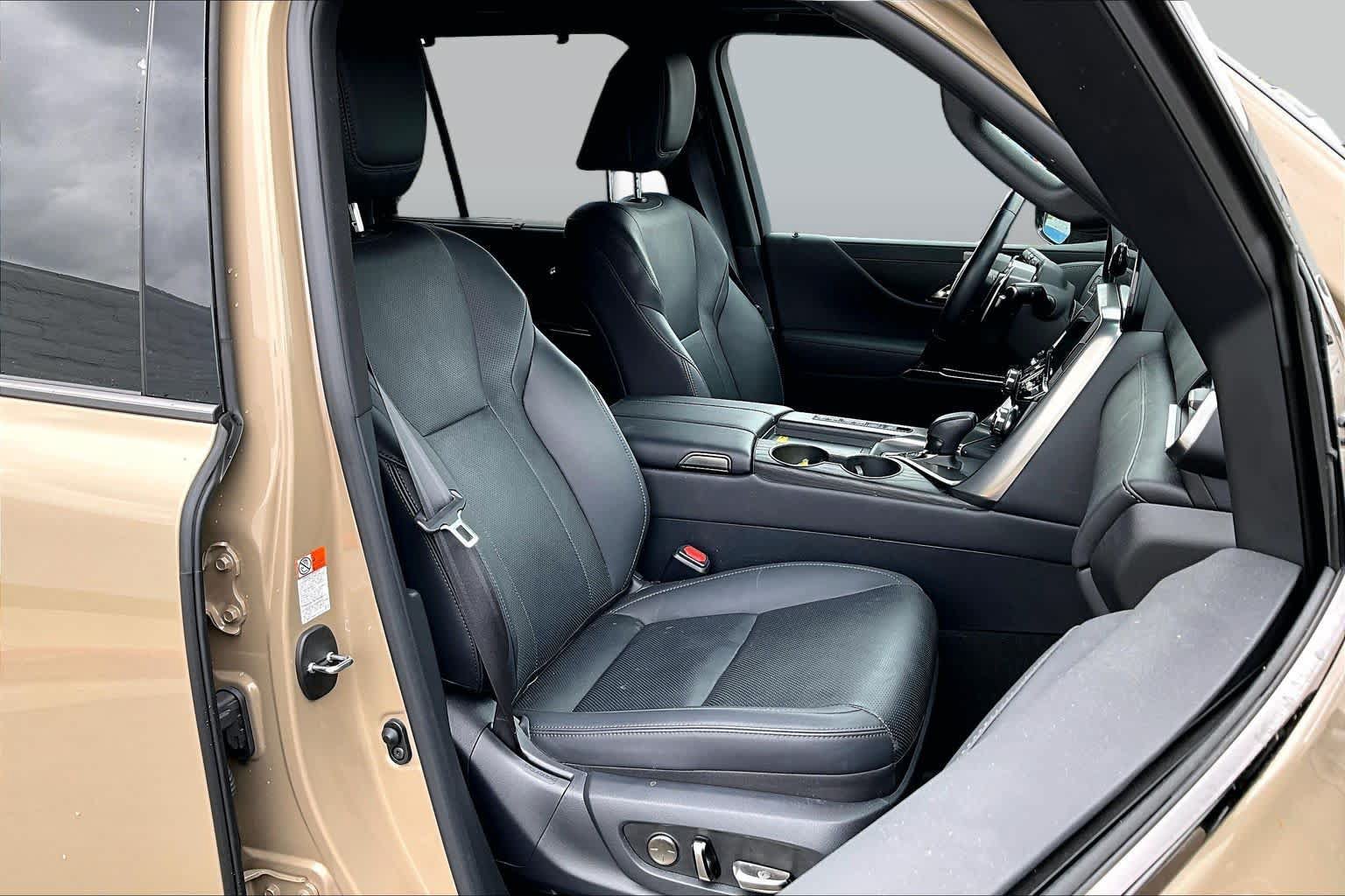 Used 2025 Lexus LX 700h Overtrail AWD/4WD image 9