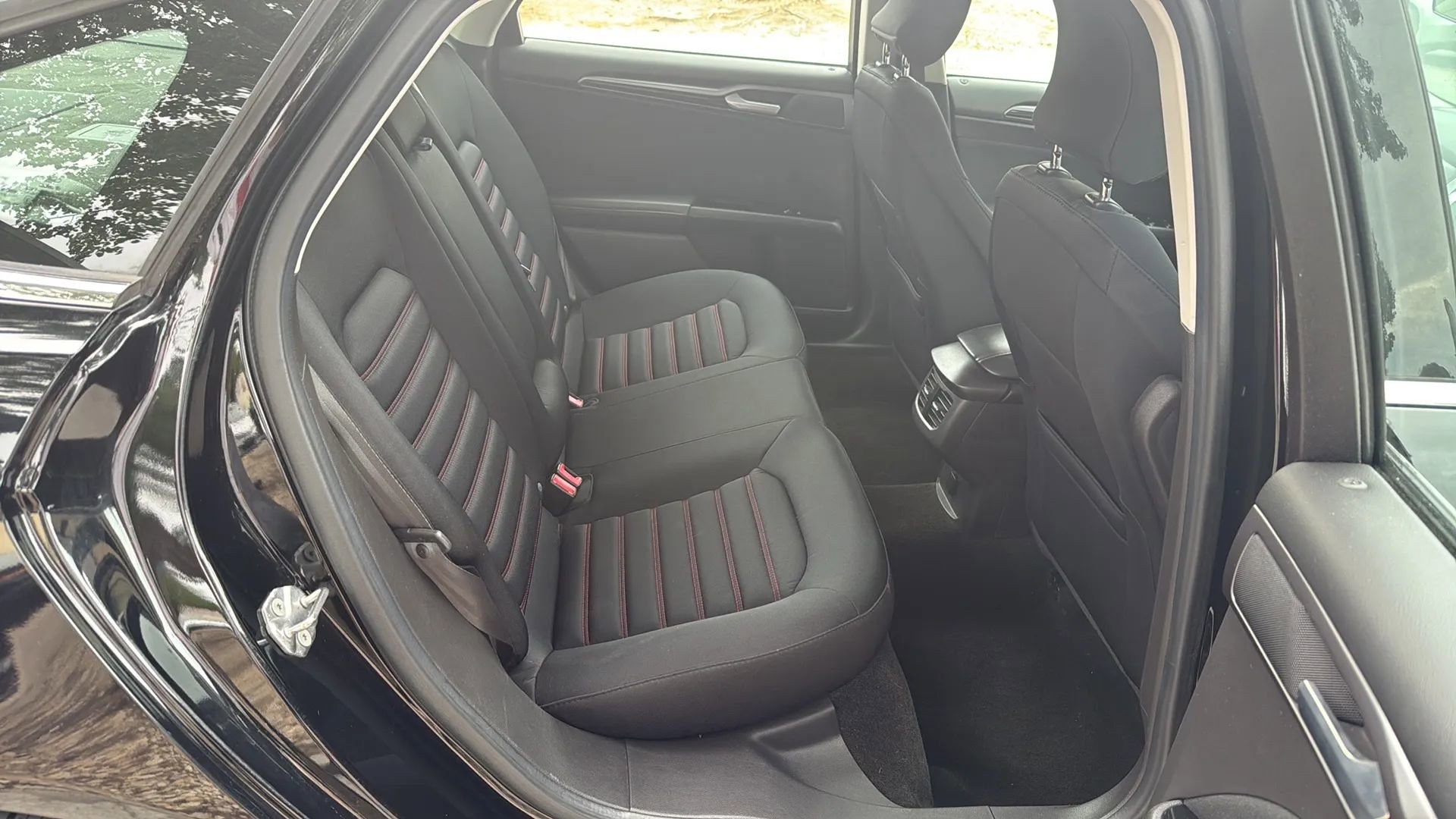 Used 2016 Ford Fusion SE FWD image 19