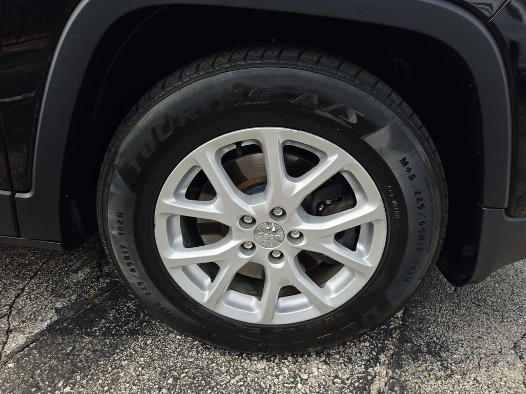 Used 2018 Jeep Cherokee Latitude FWD image 16