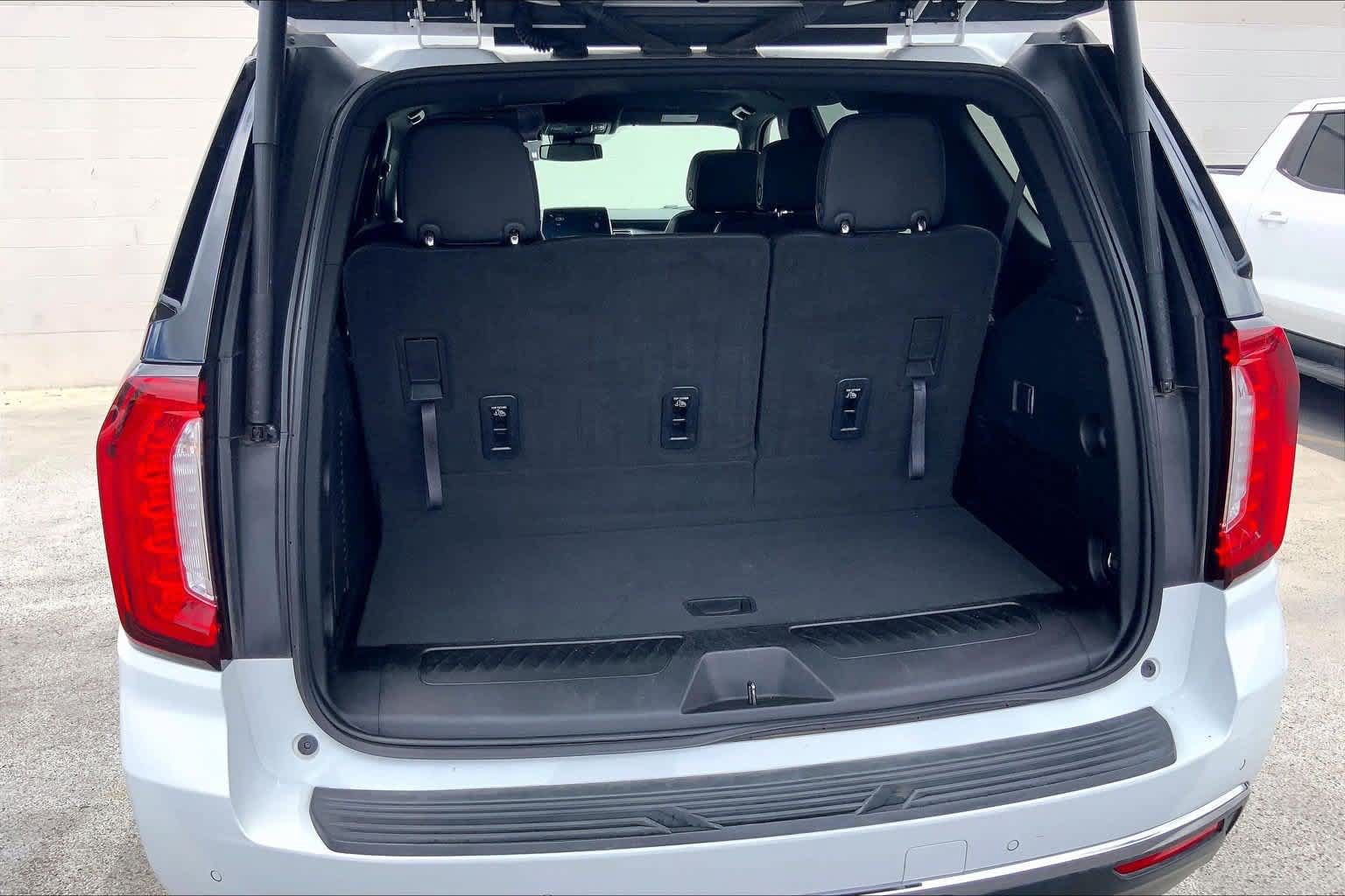 Used 2023 GMC Yukon SLT AWD/4WD image 7