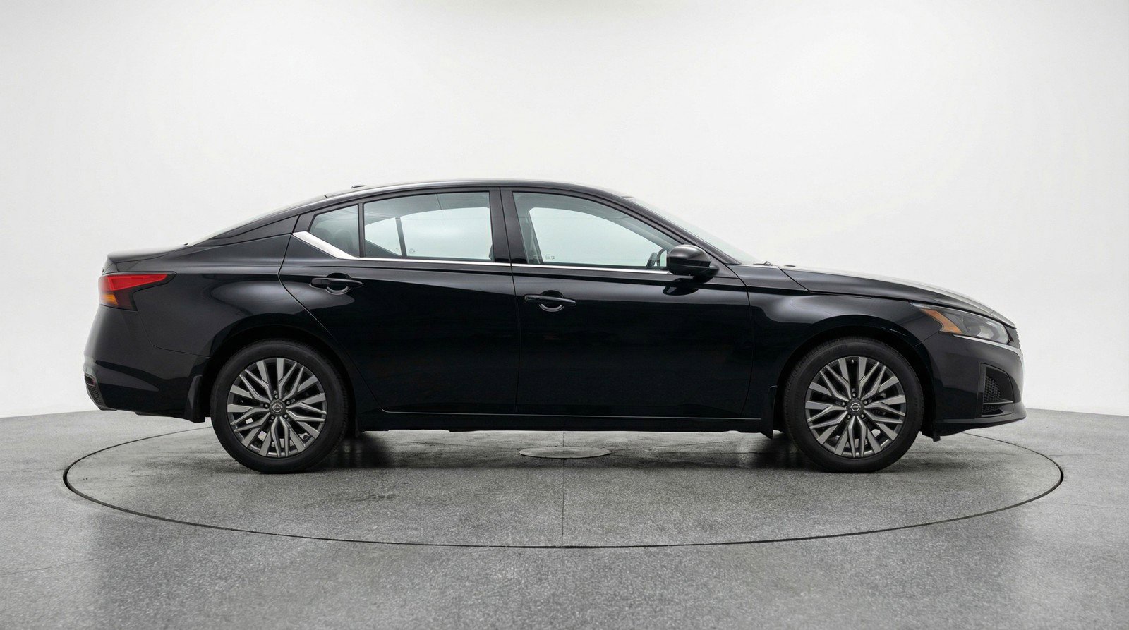 Used 2025 Nissan Altima 2.5 SV FWD image 11