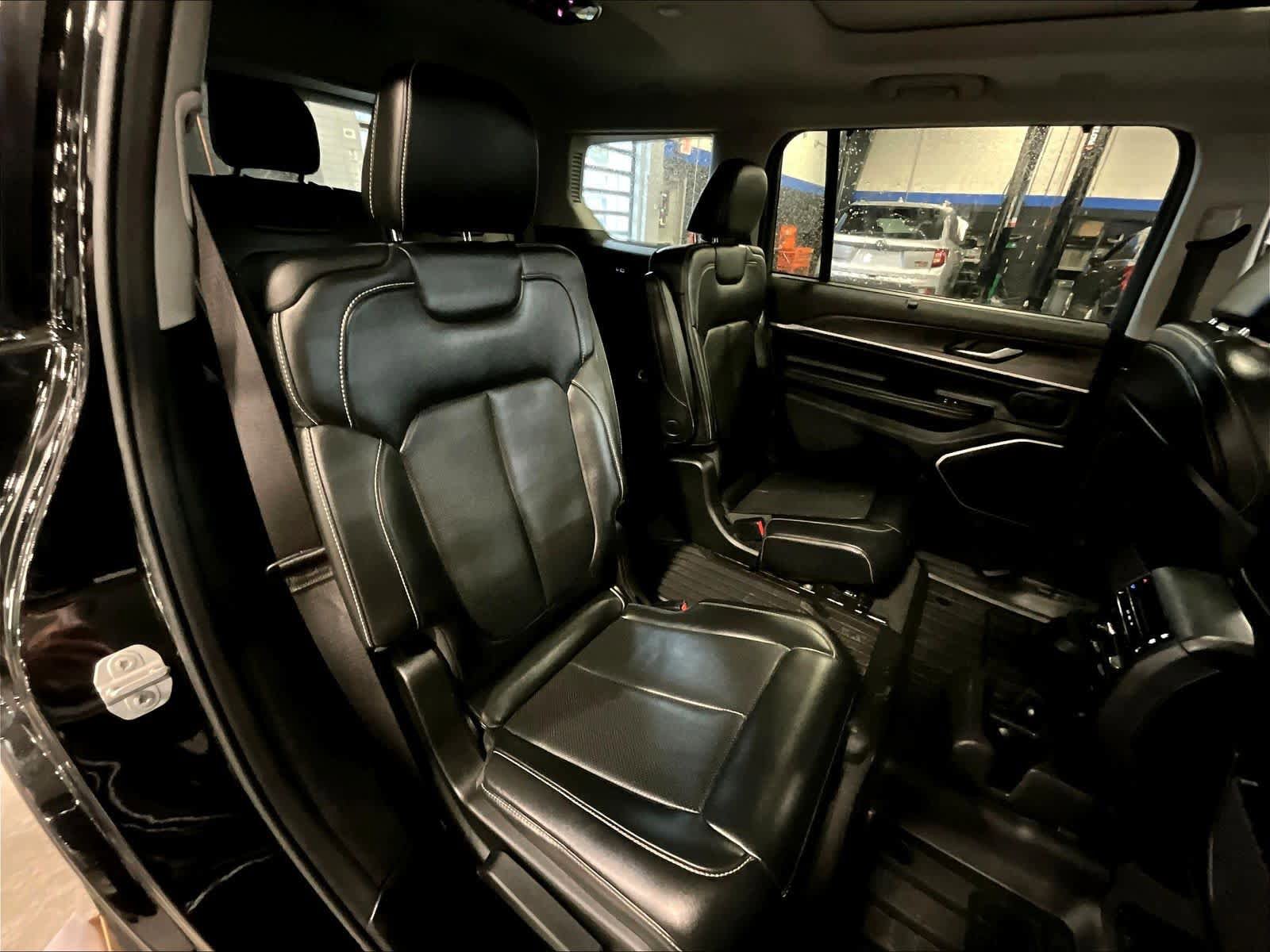 Used 2021 Jeep Grand Cherokee L Limited w/ Luxury Tech Group II AWD/4WD image 16