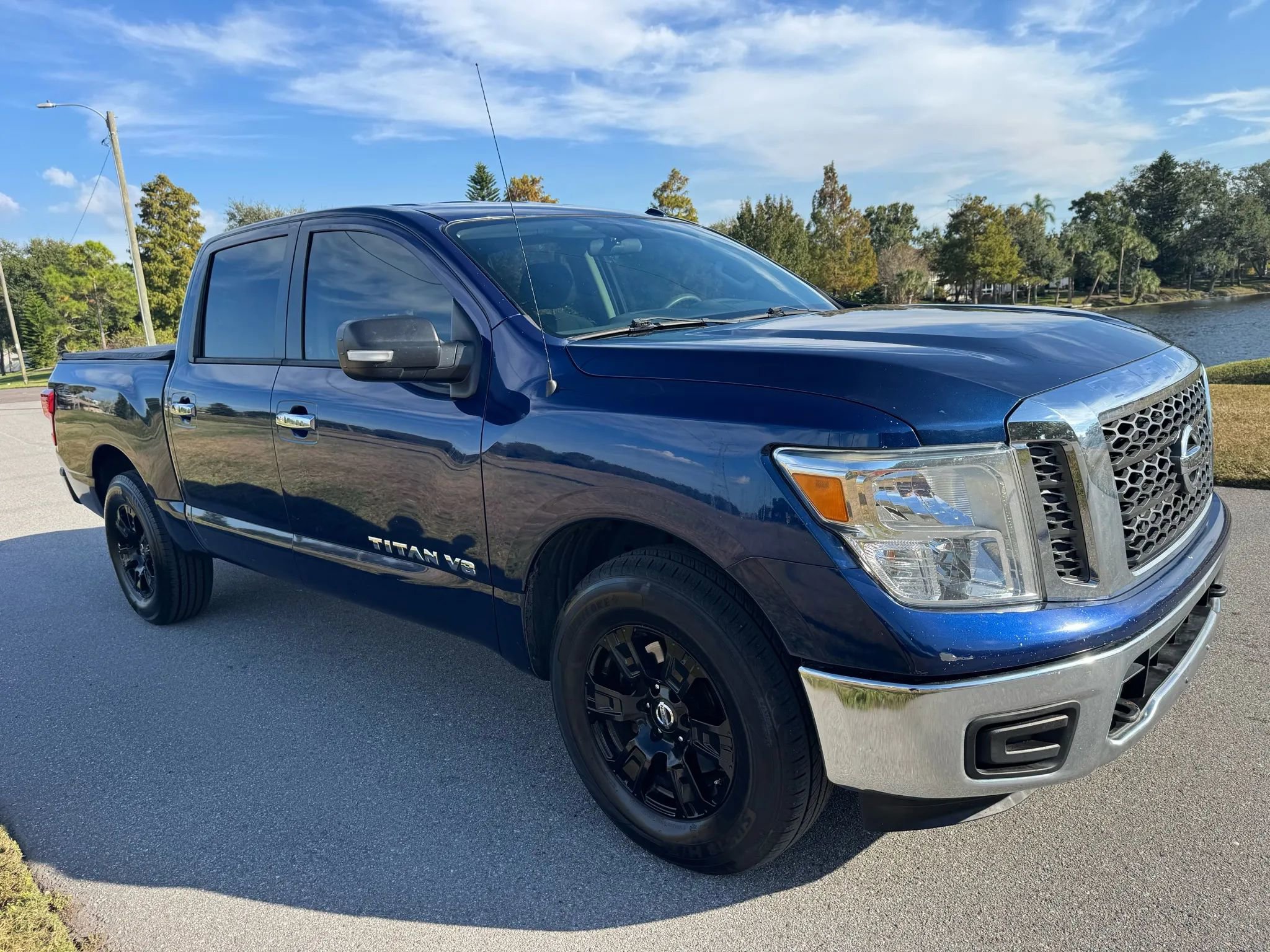 Used 2018 Nissan Titan SV image 2