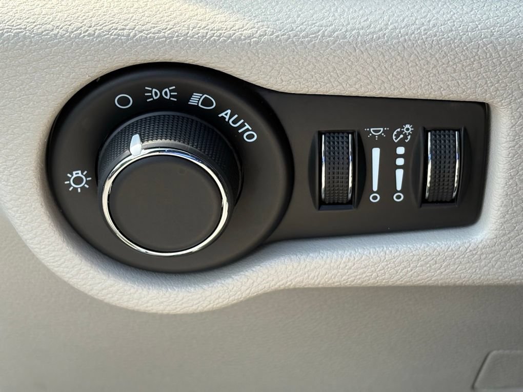 Used 2023 Chrysler Voyager LX FWD image 42