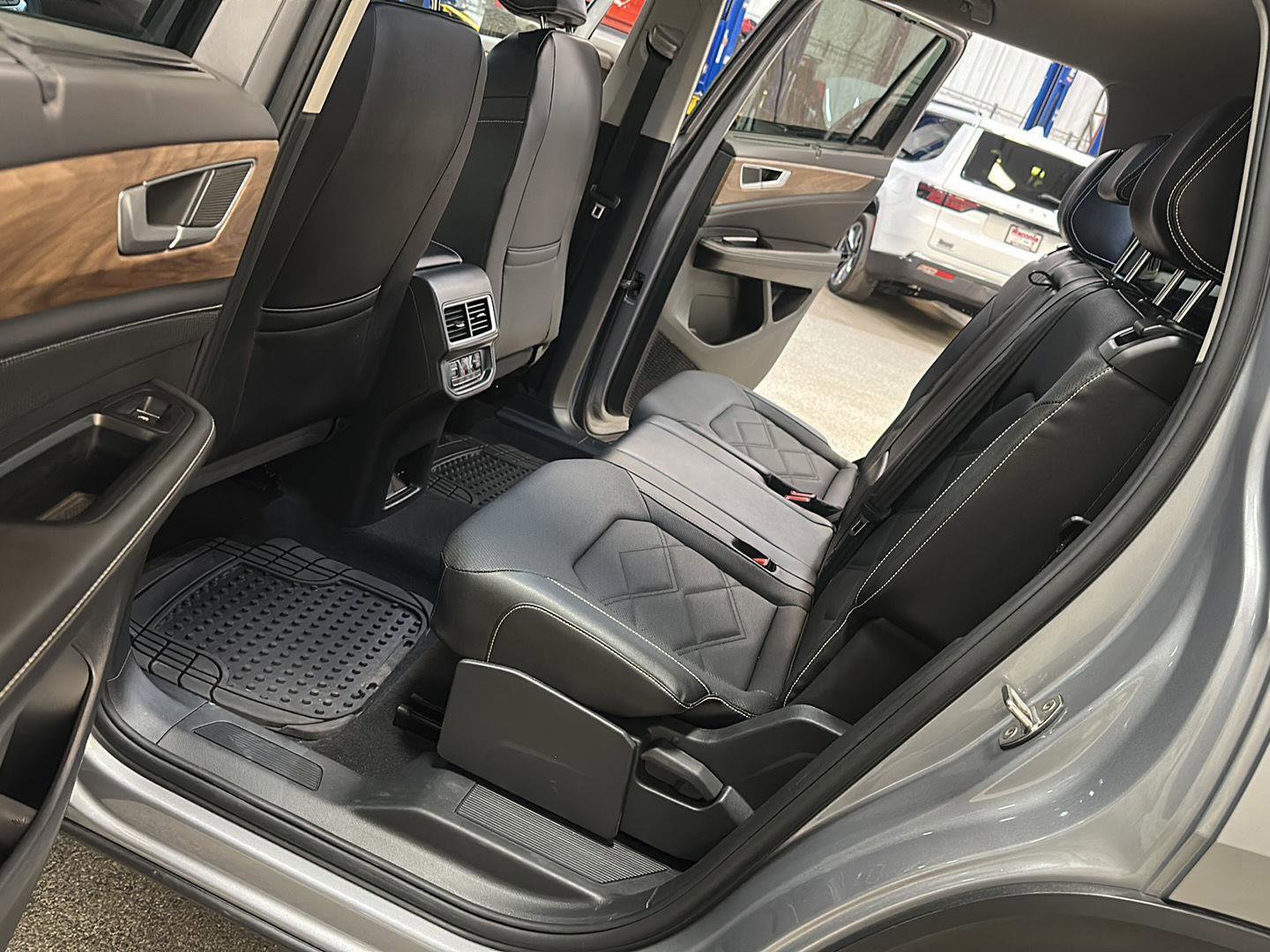 Used 2025 Volkswagen Atlas SE image 27