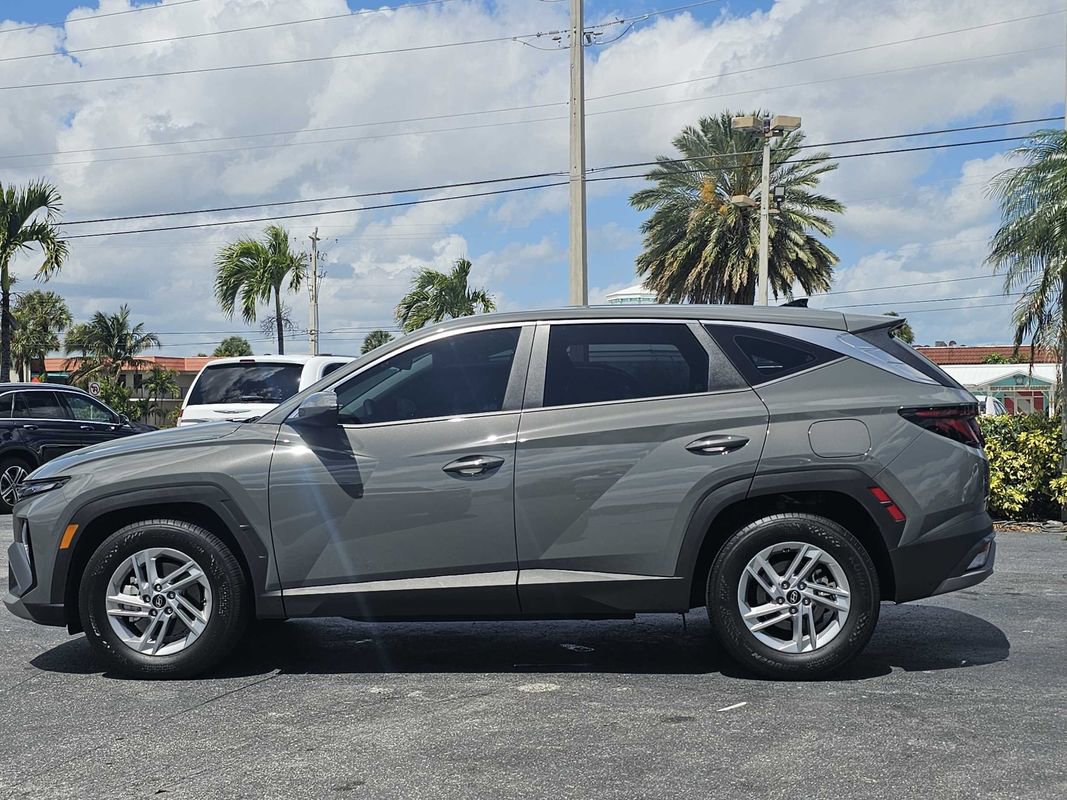 Used 2025 Hyundai Tucson SE image 2