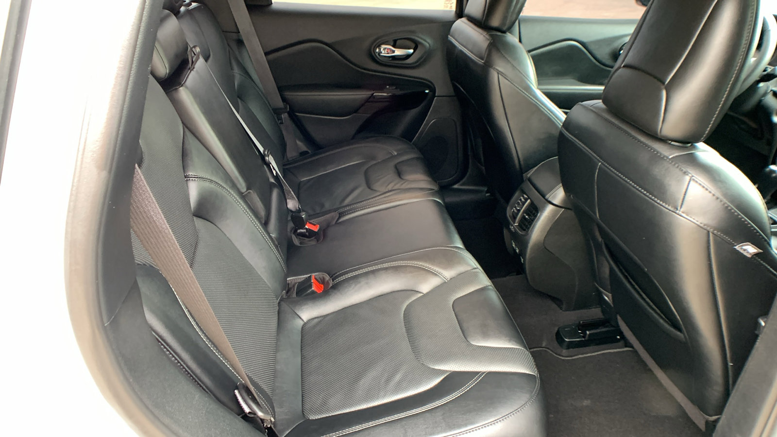 Used 2023 Jeep Cherokee Altitude Lux AWD/4WD image 28