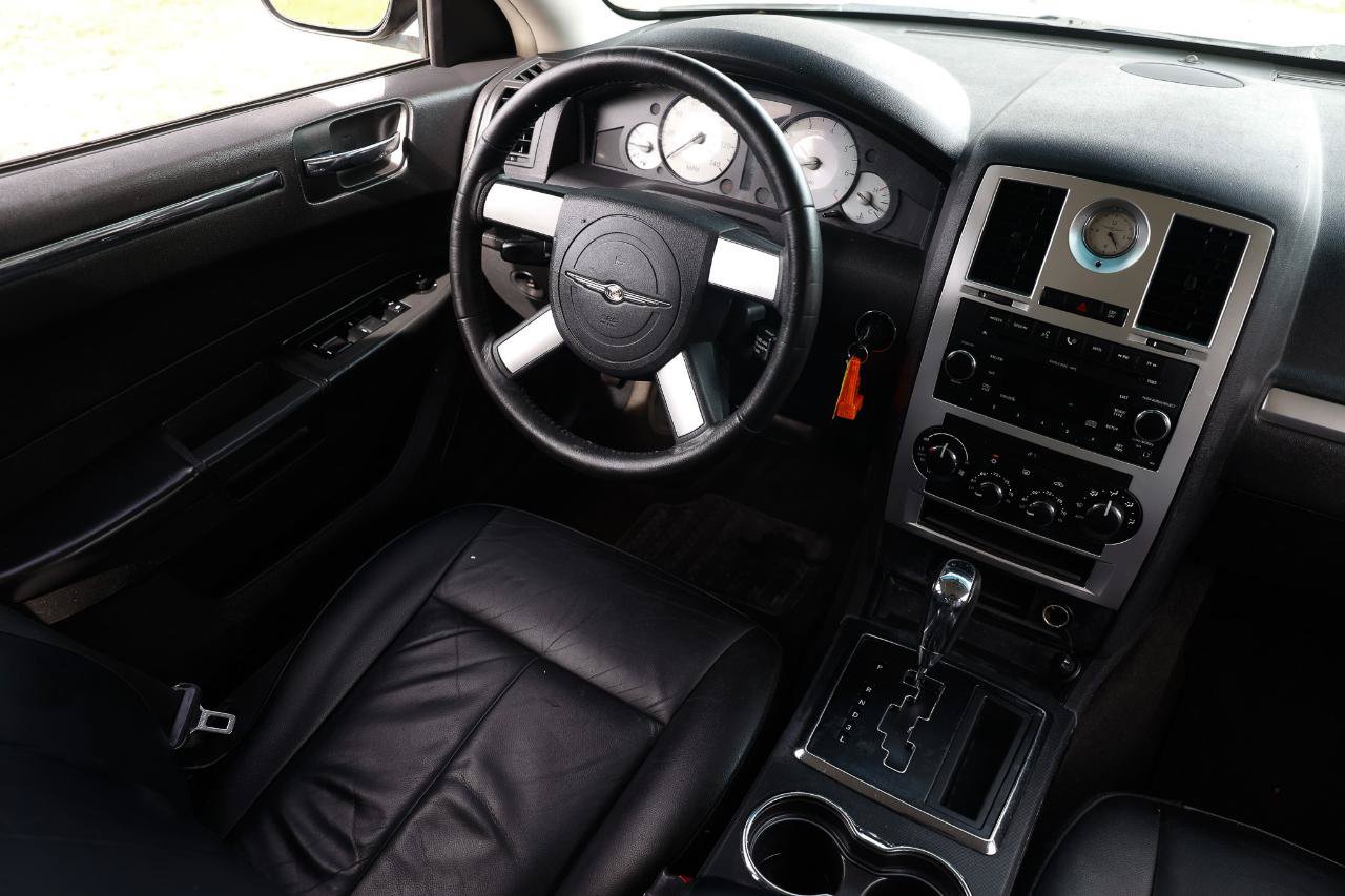 Used 2010 Chrysler 300 Touring RWD image 21