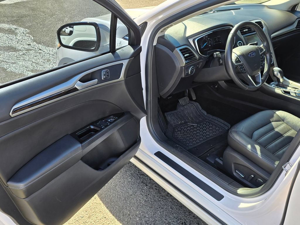 Used 2016 Ford Fusion SE w/ Equipment Group 202A FWD image 18