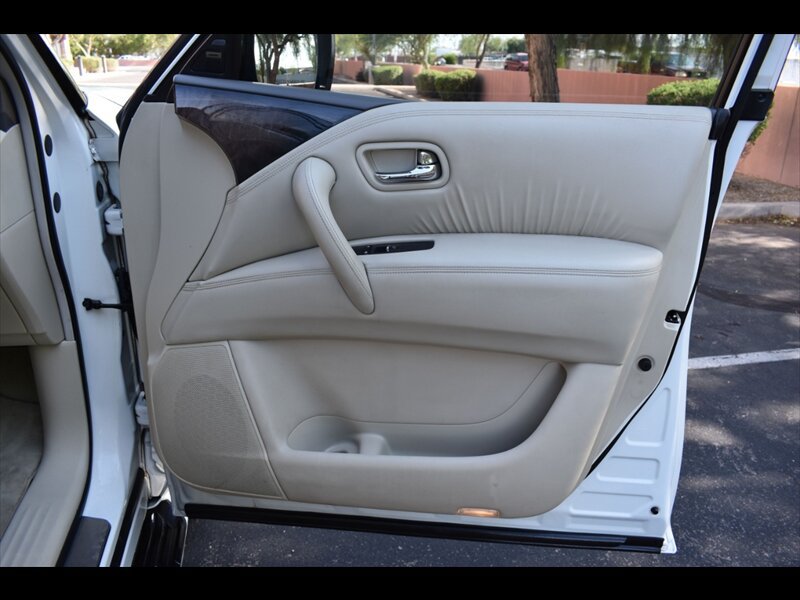 Used 2014 INFINITI QX80 2WD w/ Deluxe Touring Package image 38