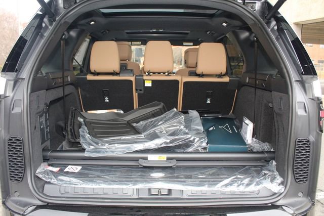 New 2025 Land Rover Discovery Dynamic SE image 12