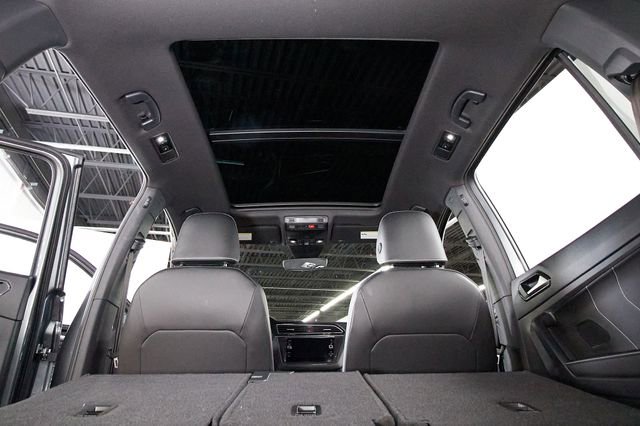 Used 2024 Volkswagen Tiguan SEL R-Line w/ MDO Package, Two-Row AWD/4WD image 31