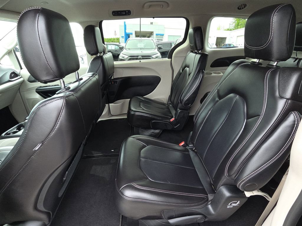 Used 2023 Chrysler Pacifica Touring-L FWD image 27