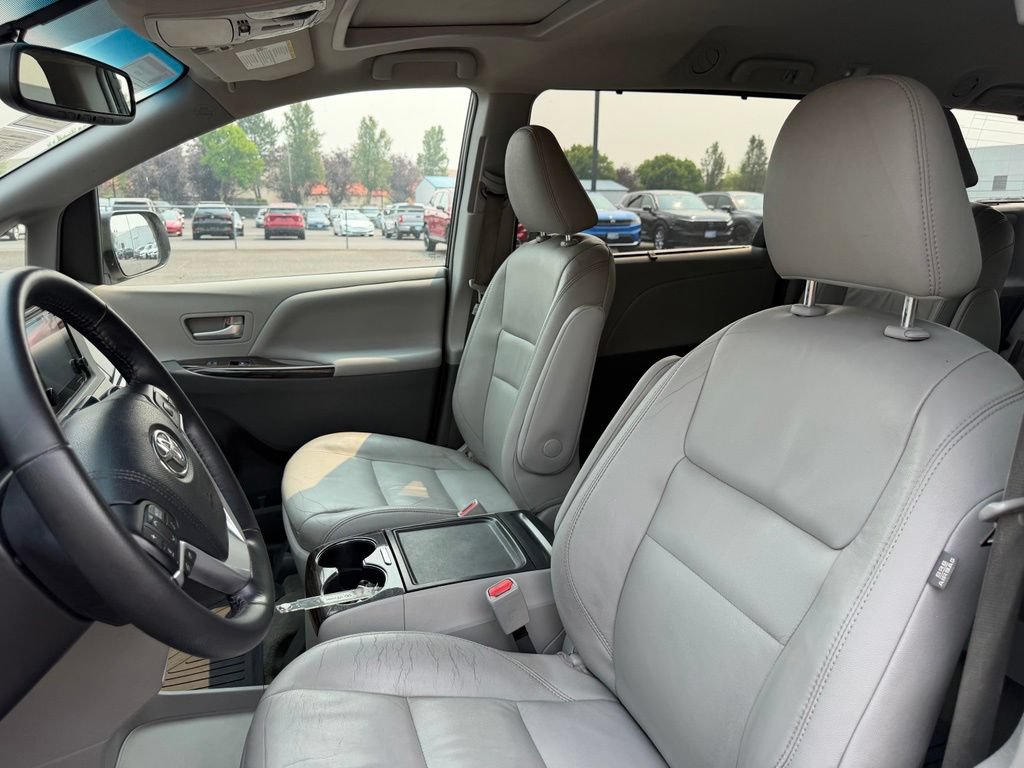 Used 2015 Toyota Sienna XLE w/ XLE Navigation Package FWD image 14