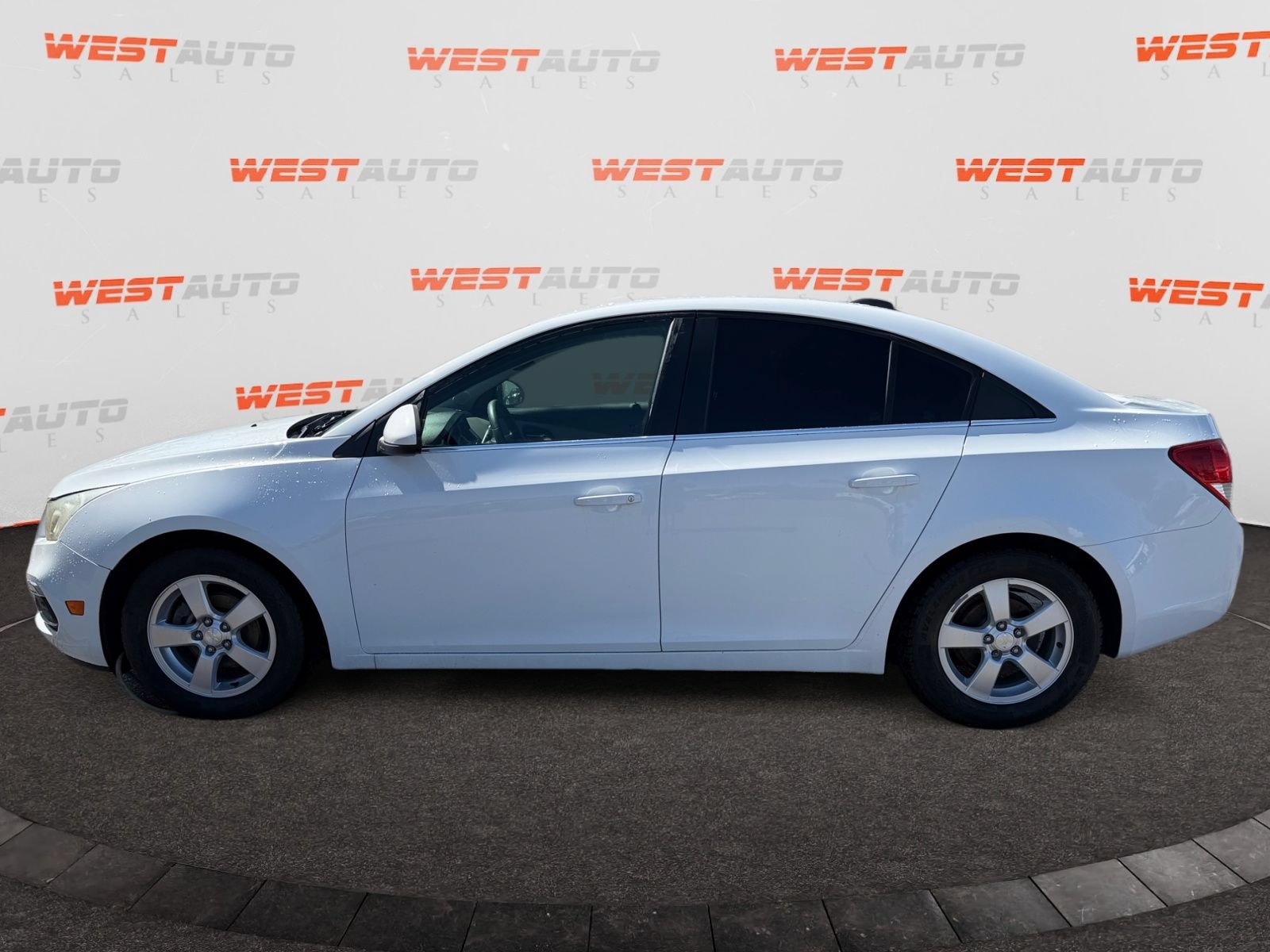 Used 2016 Chevrolet Cruze LT FWD image 2