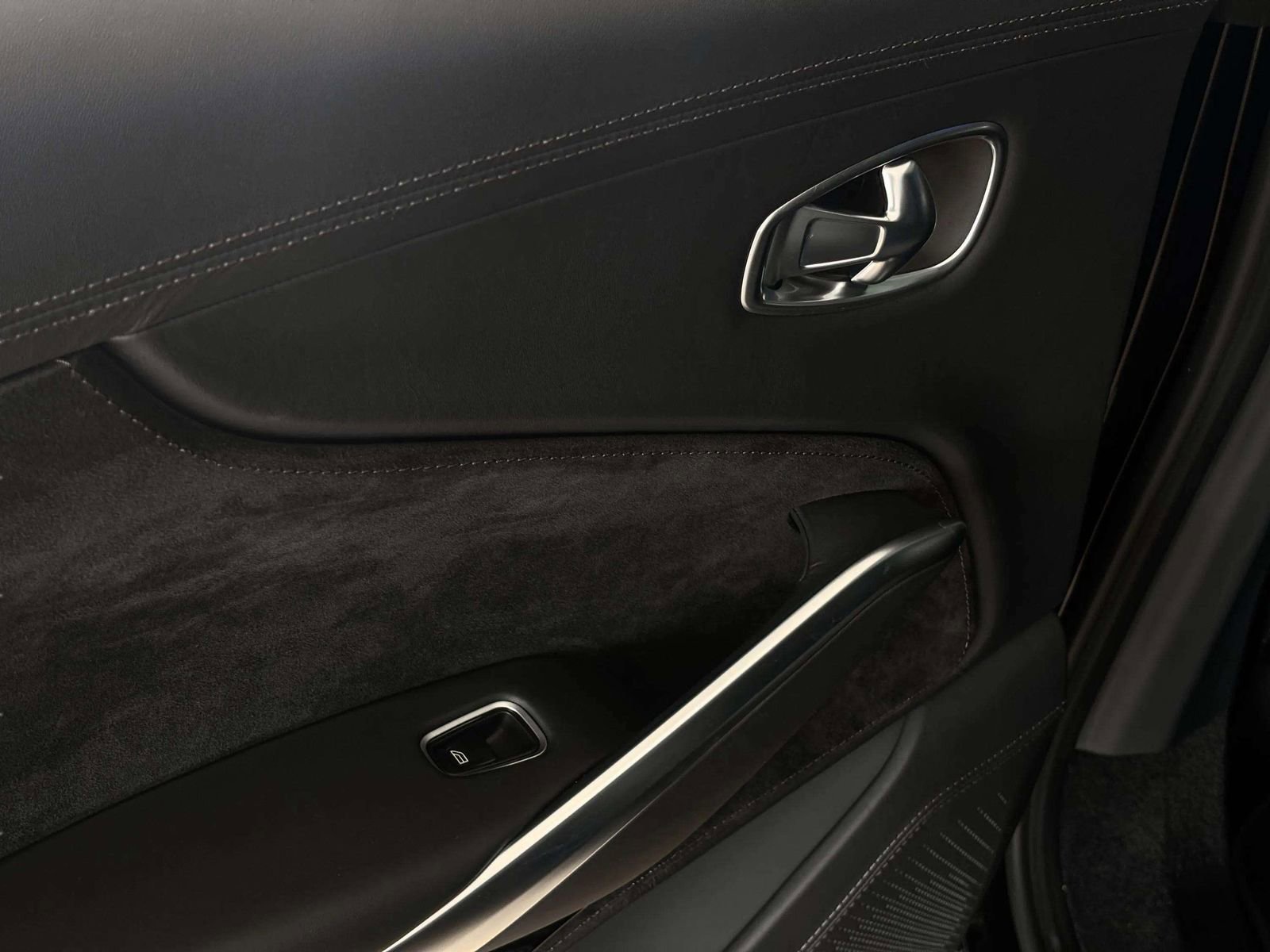 Used 2024 Aston Martin DBX image 38