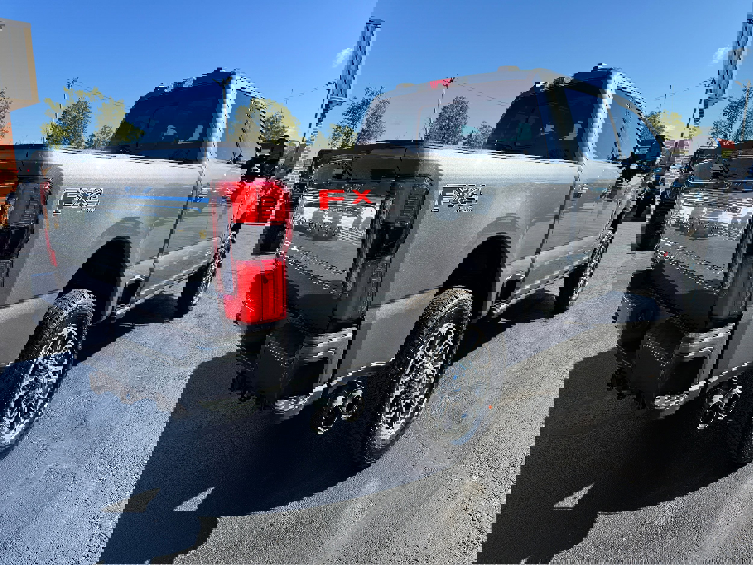 Used 2024 Ford F250 Limited w/ FX4 Off-Road Package image 7