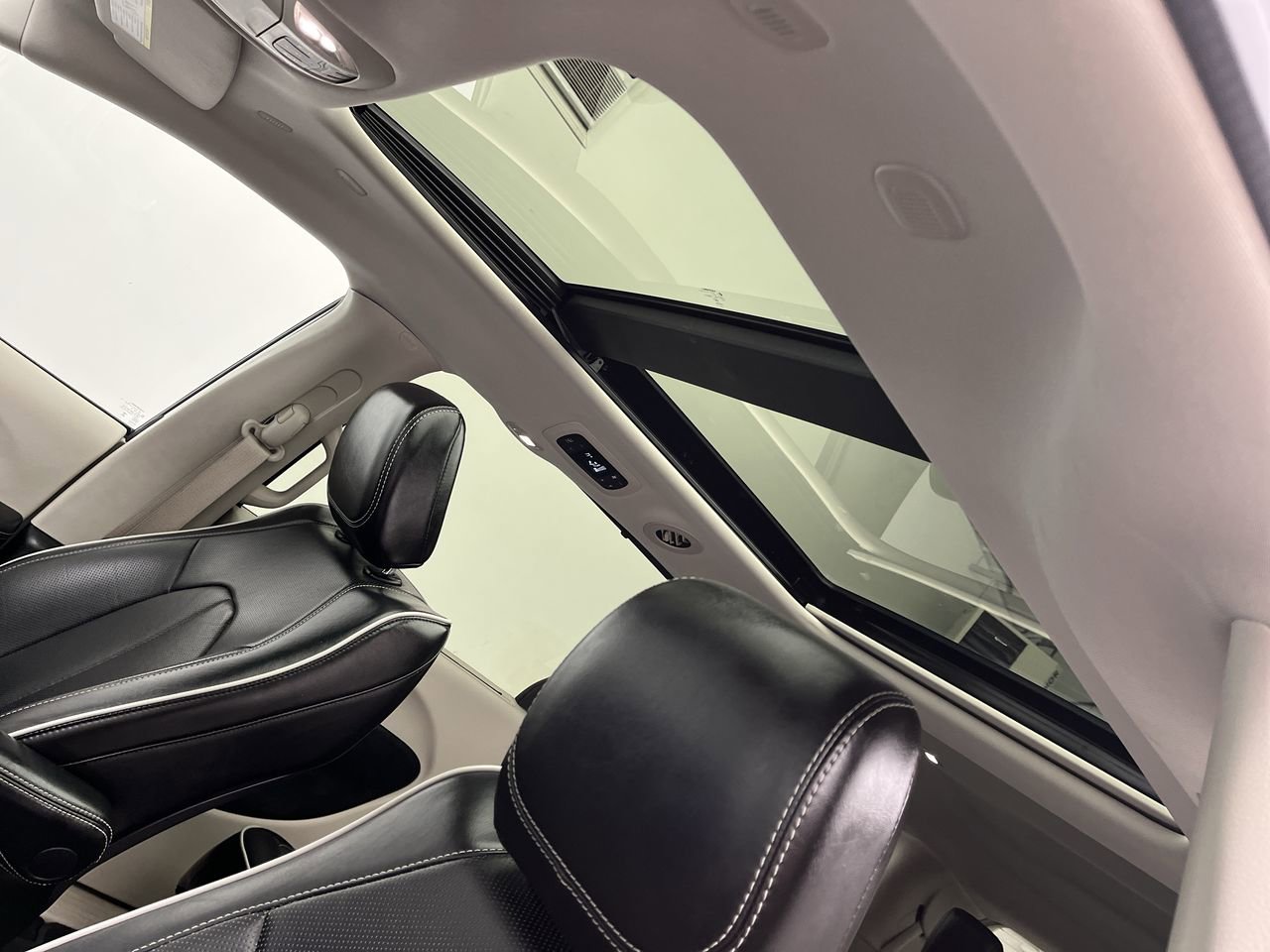 Used 2024 Chrysler Pacifica Limited FWD image 7